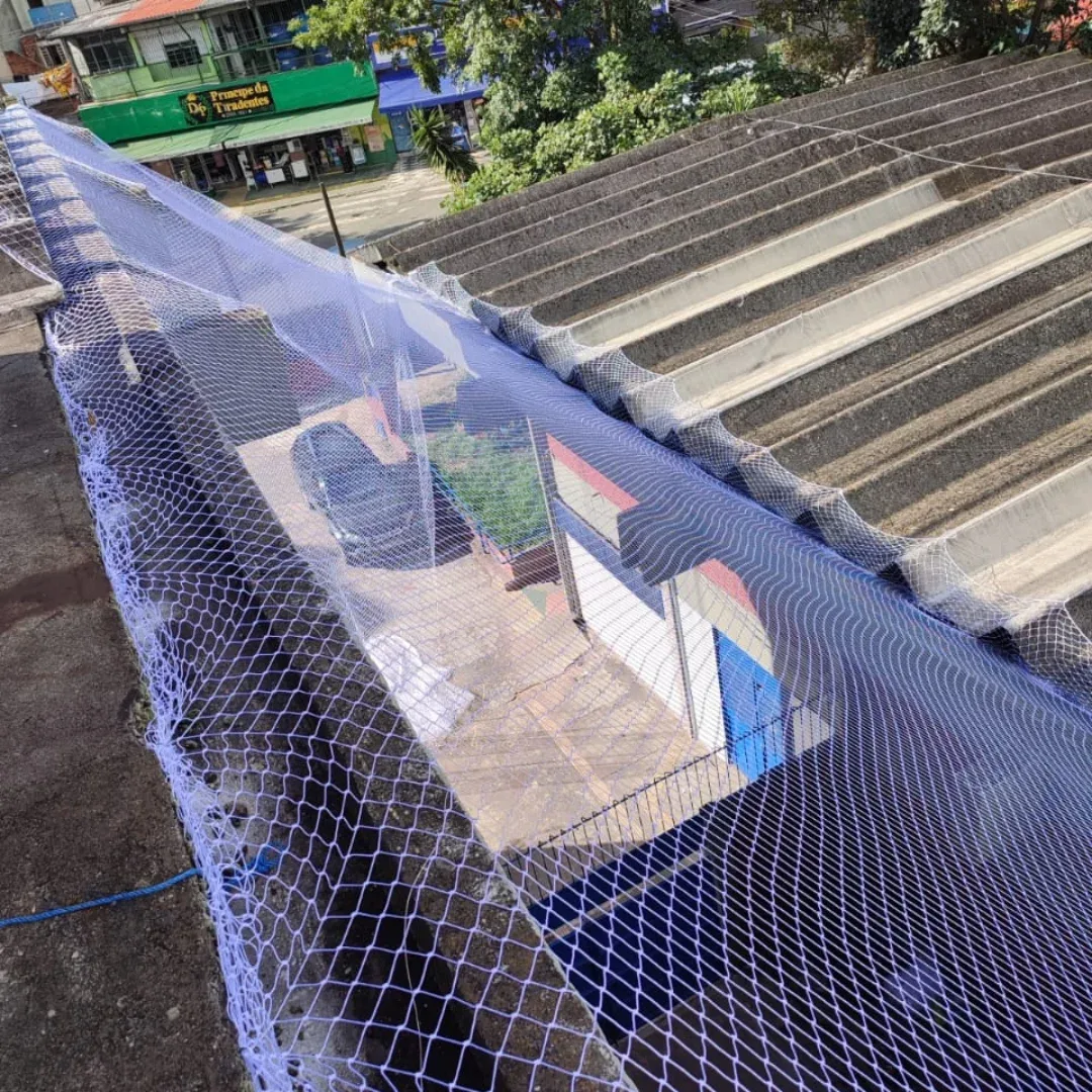 Rede de proteção instalada sobre cobertura com estrutura