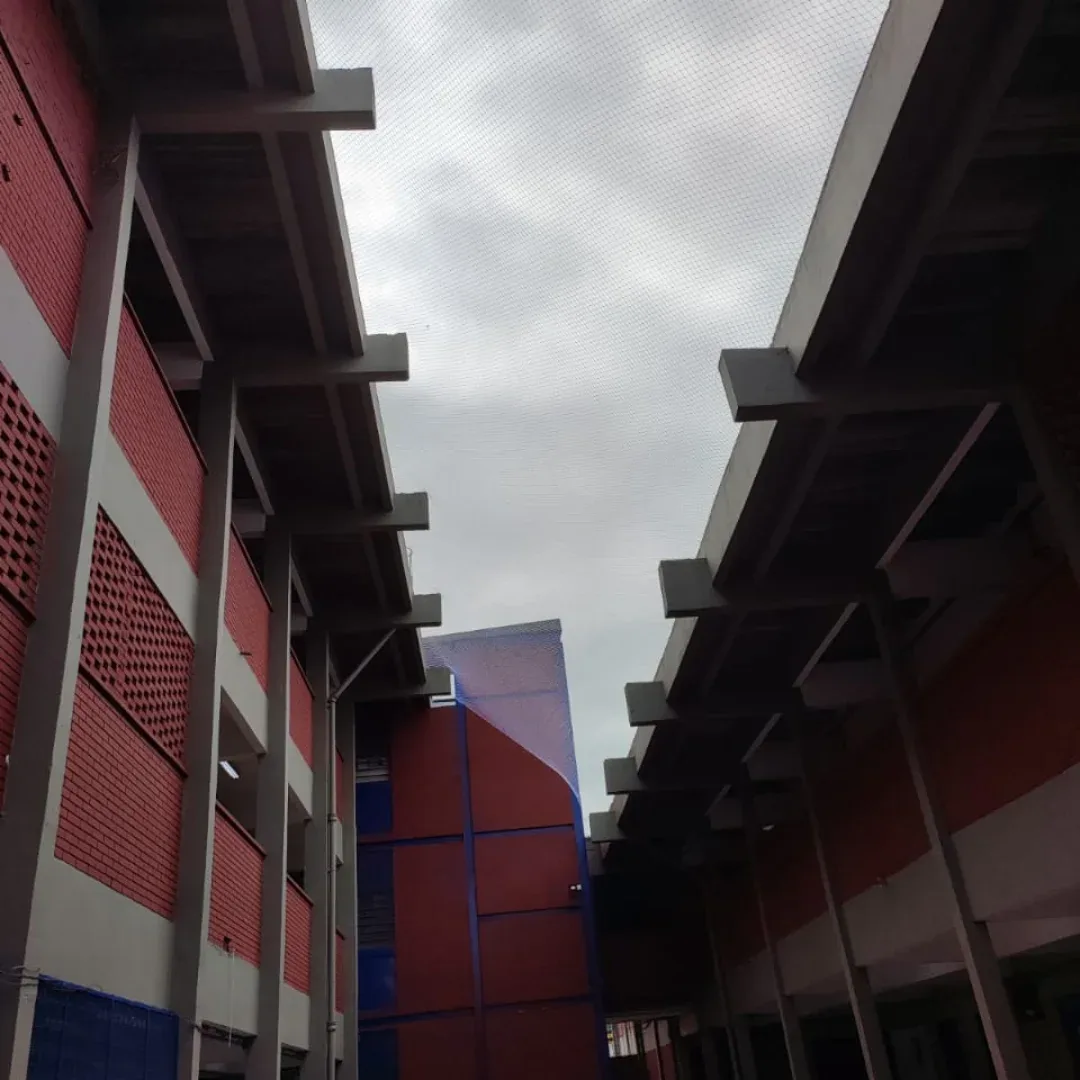 Rede de proteção instalada em vão de escola
