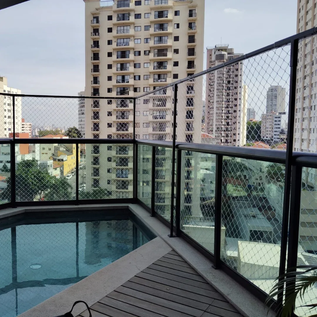 Área de piscina de condomínio com rede de proteção
