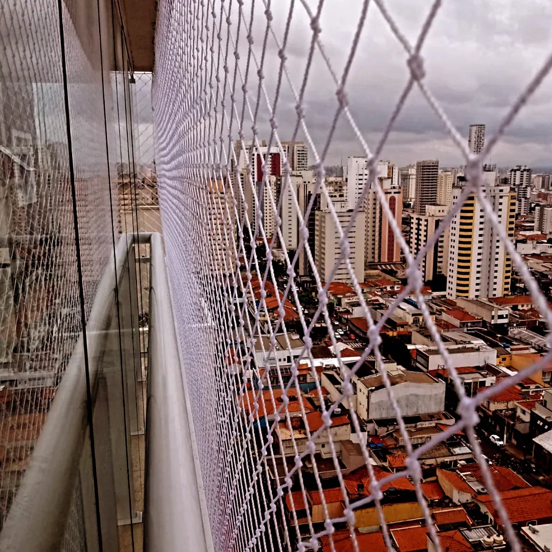 Rede de proteção em sacada com vista da cidade