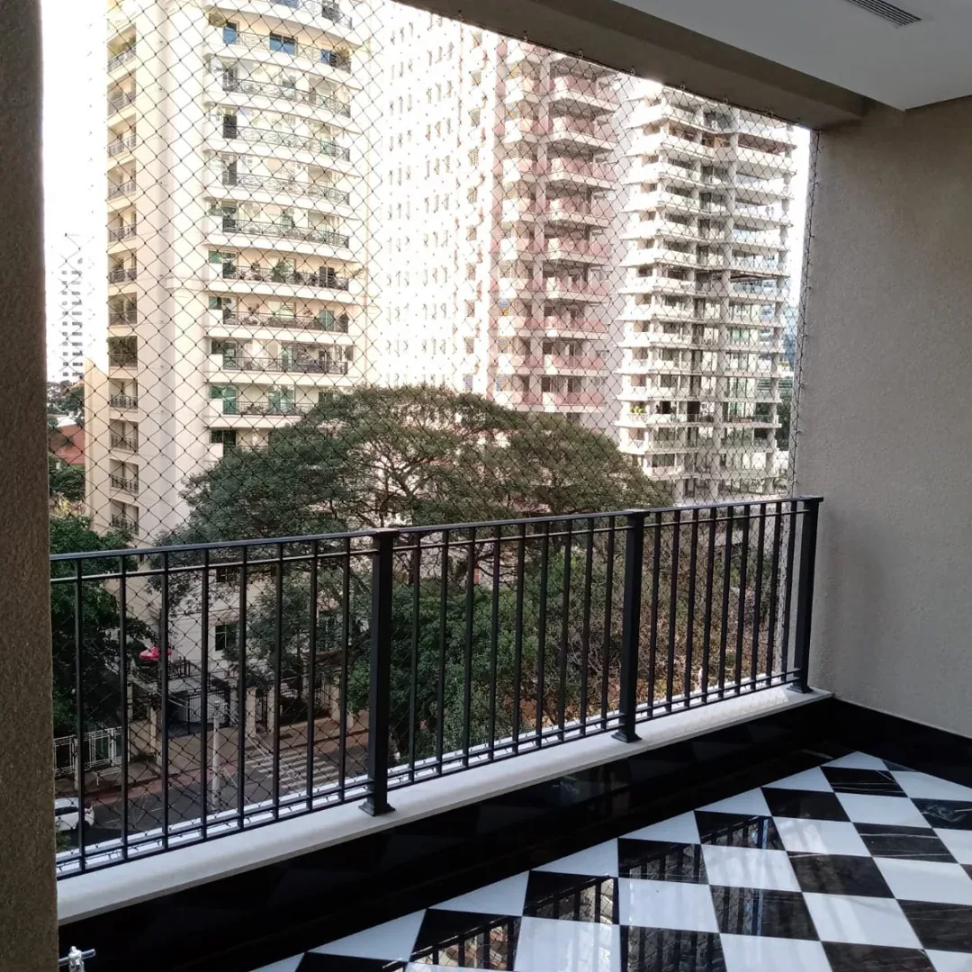 Sacada de apartamento com rede de proteção